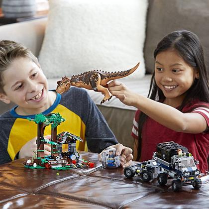Kit de construção LEGO Jurassic World Carnotaurus Gyrosphere 75929