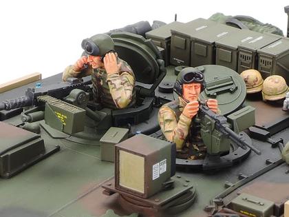 Imagem de Kit de modelos Tamiya Models M1A2 Abrams em escala 1/35 com figuras