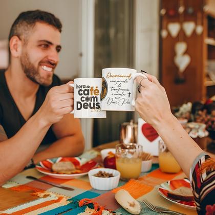 Imagem de Kit Devocional Café Com Deus Pai  Junior Rostirola  Edição 2025 + Caneca Personalizada Lançamento