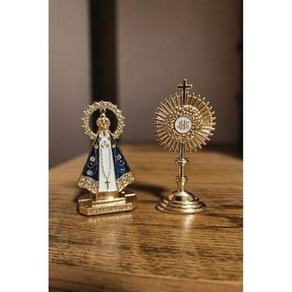 Imagem de Kit Devocional Motorista - Nossa Senhora Aparecida e Ostensorio Dourado para Colar no Carro