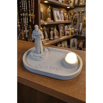 Imagem de Kit Devocional Ore e Confie - Bandeja Mármore com São Francisco e Vela LED