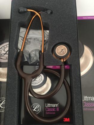 Imagem de Kit Estetoscópio Littmann Classic lll + Lanterna Clínica - Cores Variadas