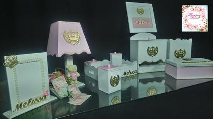 Imagem de Kit farmacinha Higiene bebê Mdf 10 peças -  BRANCO E ROSA COM PEROLAS DE COROA