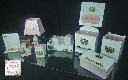 Imagem de Kit farmacinha Higiene bebê Mdf 10 peças -  BRANCO E ROSA COM PEROLAS DE COROA