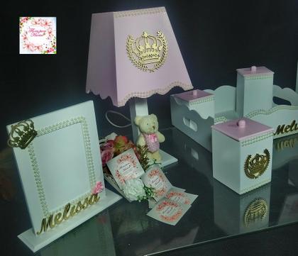 Imagem de Kit farmacinha Higiene bebê Mdf 10 peças -  BRANCO E ROSA COM PEROLAS DE COROA