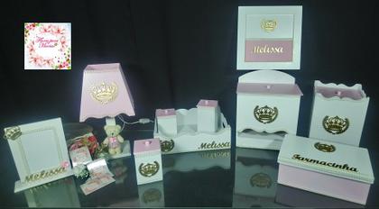 Imagem de Kit farmacinha Higiene bebê Mdf 10 peças -  BRANCO E ROSA COM PEROLAS DE COROA