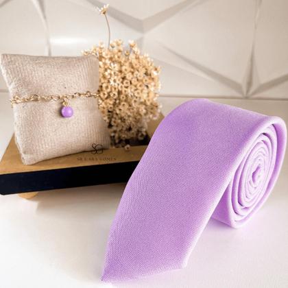 Imagem de Kit gravata mais pulseira para padrinhos de casamento lilás lavanda gravata tecido fosco e pulseira madrinha folhada