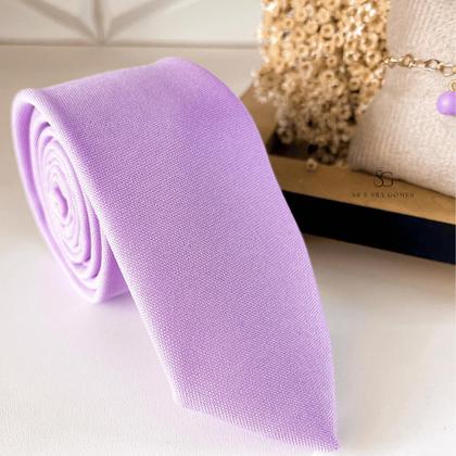 Imagem de Kit gravata mais pulseira para padrinhos de casamento lilás lavanda gravata tecido fosco e pulseira madrinha folhada