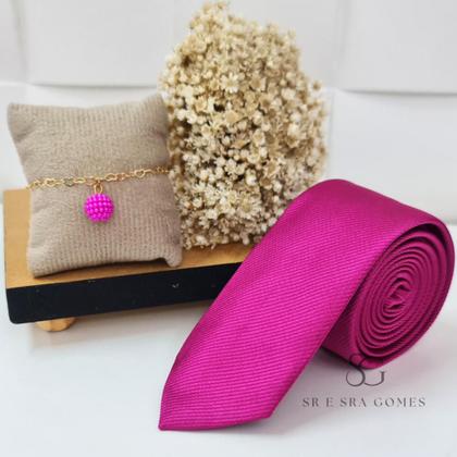 Imagem de Kit gravata mais pulseira para padrinhos de casamento rosa fúcsia gravata tecido trabalhado e pulseira madrinha folhada