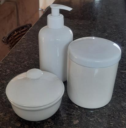 Imagem de Kit higiene bebê 3 peças com tampa em Porcelana forte resistente branca e bege