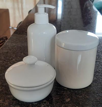 Imagem de Kit higiene bebê 3 peças com tampa em Porcelana forte resistente branca e bege
