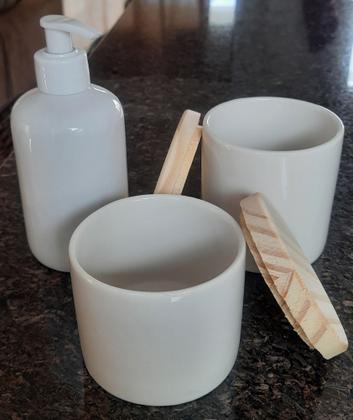 Imagem de Kit higiene bebê 3 peças, tampa madeira. Porcelana forte resistente branca e bege 
