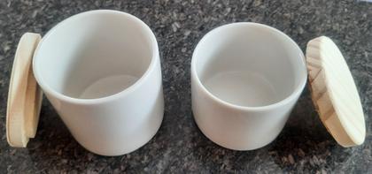 Imagem de Kit higiene bebê 3 peças, tampa madeira. Porcelana forte resistente branca e bege 