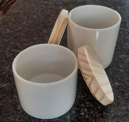 Imagem de Kit higiene bebê 3 peças, tampa madeira. Porcelana forte resistente branca e bege 