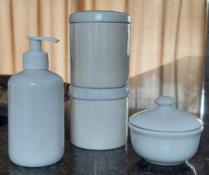 Imagem de Kit higiene bebê 4 peças com tampa em Porcelana forte resistente branca e bege