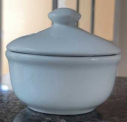 Imagem de Kit higiene bebê 4 peças com tampa em Porcelana forte resistente branca e bege