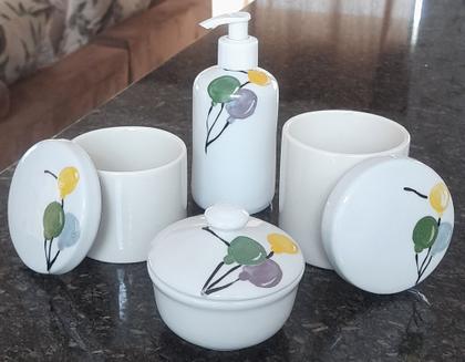 Imagem de Kit higiene bebê 4 peças em Porcelanas branca forte resistente com tampa em detalhe de balão