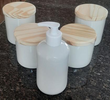 Imagem de Kit higiene bebê 5 peças Porcelana branca e bege Tampa Pinus