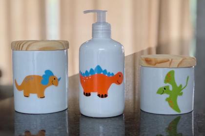 Imagem de Kit higiene bebê Dinossauro 3 peças - potes e porta álcool - Peças Porcelana Tampa Pinus