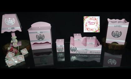 Imagem de Kit Higiene bebê Mdf menina 7 pçs - ROSA LISTRADO DE COROA