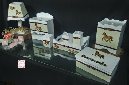 Imagem de Kit Higiene bebê Mdf menino 8 pçs - BRANCO COM PALHA DE CAVALO