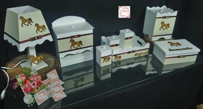 Imagem de Kit Higiene bebê Mdf menino 8 pçs - BRANCO COM PALHA DE CAVALO