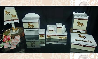 Imagem de Kit Higiene bebê Mdf menino 8 pçs - BRANCO COM PALHA DE CAVALO