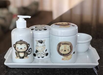 Imagem de Kit higiene bebê Safari 5 peças - Bandeja, potes, porta álcool e molhadeira - Tudo Porcelana
