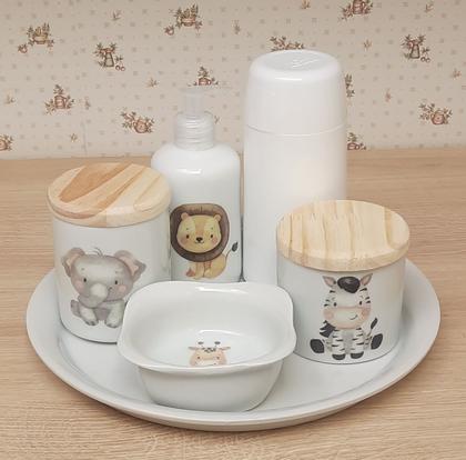 Imagem de Kit higiene bebê Safari 6 pçs - Bandeja Redonda, potes, porta álcool e molhadeira - Peças Porcelana Tampas Pinus
