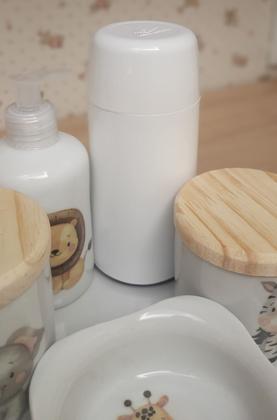Imagem de Kit higiene bebê Safari 6 pçs - Bandeja Redonda, potes, porta álcool e molhadeira - Peças Porcelana Tampas Pinus