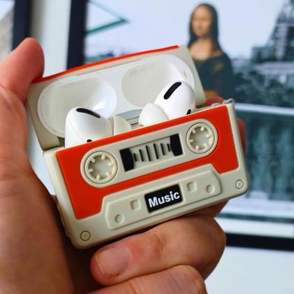 Imagem de Kit Limpador para Fones e Capa Protetora Nerdcase Compatível com AirPods Pro 1 e 2, Fita Cassete Retrô