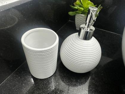 Imagem de Kit Luxuoso para Banheiro: Porta Escovas, Shampoo e Sabonete Líquido em Porcelana