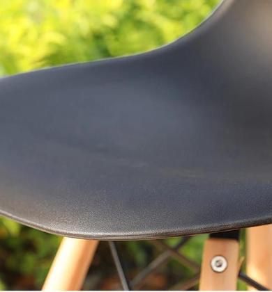 Imagem de Kit Mesa Eiffel cor preta redonda com 04 Cadeiras Eiffel