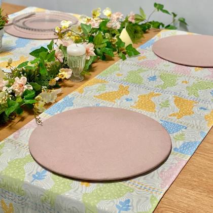Imagem de Kit Mesa Posta Sousplat Completo Com Trilho de mesa Para Páscoa Colorido Coelhinho