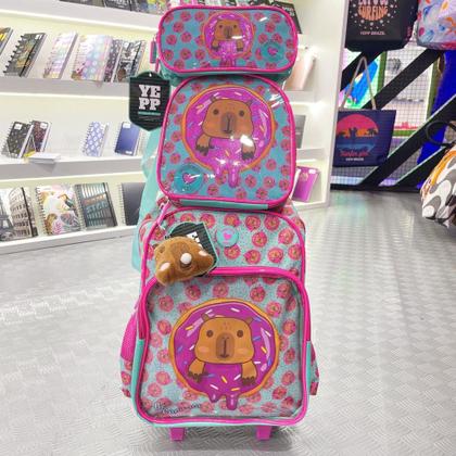 Imagem de Kit Mochila De Carrinho Transparente Com Chaveiro Capivara De Pelúcia Grande Escolar 2026