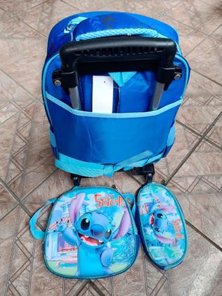 Imagem de Kit Mochila Infantil do Stitch em 3D com Rodinhas + Lancheira Térmica + Estojo Escolar Infantil