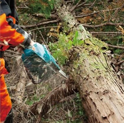 Imagem de KIT MOTOSSERRA MAKITA UC01GZ Á BATERIA 40V 5.0Ah XGT COM CARREGADOR RÁPIDO BIVOLT