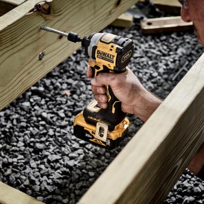 Imagem de Kit Parafusadeira DCF850B 1/4'' 20V MAX com 2 Bats 5Ah Carregador Potência para Grandes Projetos