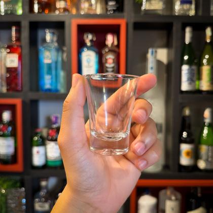 Imagem de Kit Presente Cachaça Indiazinha 250ml + 2 Copos Shot