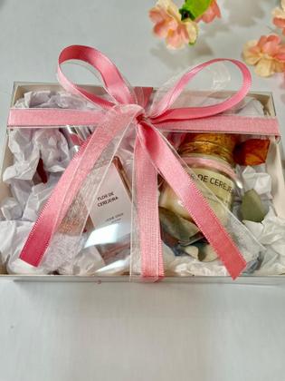 Imagem de Kit Presente Vela Aromática e Home Spray Premium Flor de Cerejeira