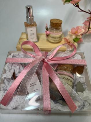 Imagem de Kit Presente Vela Aromática e Home Spray Premium Flor de Cerejeira