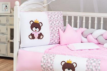 Imagem de Kit Protetor Berço Trança Americano Ursa Rainha Rosa Menina 11 peças+Cortina Ilhós Triangulo 2x1,70m