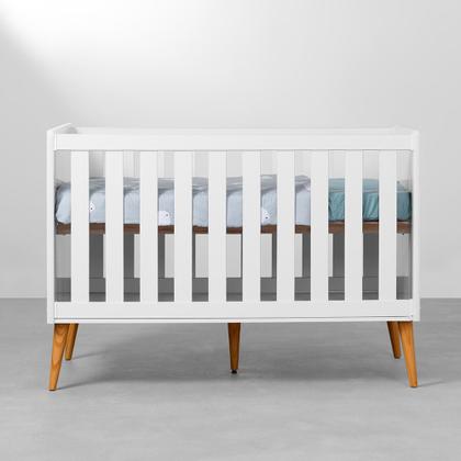 Imagem de Kit Quarto Infantil Theo com Pés Retrô Mel - Berço + Cômoda 6 Gavetas + Guarda-Roupa 2 Portas + Poltrona e Puff Lola - Branco Fosco