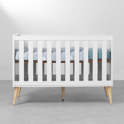 Imagem de Kit Quarto Infantil Theo com Pés Retrô Natural - Berço + Cômoda 3 Gavetas + Guarda-Roupa 2 Portas + Poltrona e Puff Lola - Branco Fosco