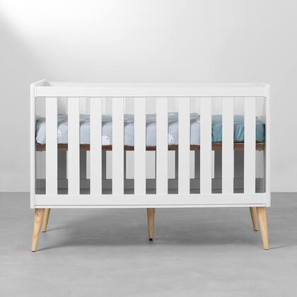 Imagem de Kit Quarto Infantil Theo com Pés Retrô Natural - Berço + Cômoda 3 Gavetas + Poltrona e Puff Capri - Branco Fosco