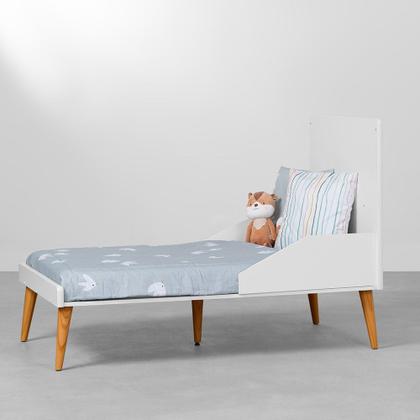 Imagem de Kit Quarto Theo com Pés Retrô Mel - Berço + Cômoda 3 Gavetas + Poltrona e Puff Capri - Branco Fosco