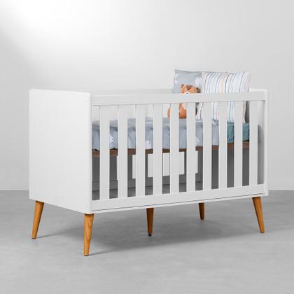 Imagem de Kit Quarto Theo com Pés Retrô Mel - Berço + Cômoda 3 Gavetas + Poltrona e Puff Capri - Branco Fosco