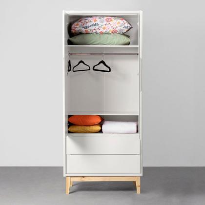 Imagem de Kit Quarto Theo com Pés Square Natural - Berço + Cômoda 3 Gavetas e 1 Porta + Guarda-Roupa 2 Portas + Poltrona de Amamentação Lola com Puff - Branco