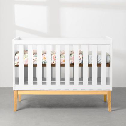 Imagem de Kit Quarto Theo com Pés Square Natural - Berço Mini Cama + Cômoda 3 Gavetas + Poltrona de Amamentação Lola com Puff - Branco