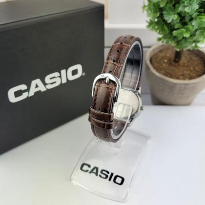 Imagem de Kit Relógio de Pulso Casio Feminino Analógico Analógico Casual Social Elegante Pulseira Couro Presente Luxo Resistente Água Prata LTP-V002L-7B2UDF + Fone de Ouvido